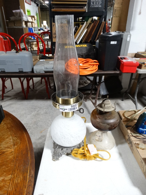 lot 6607 image: 2 Oil lamps.