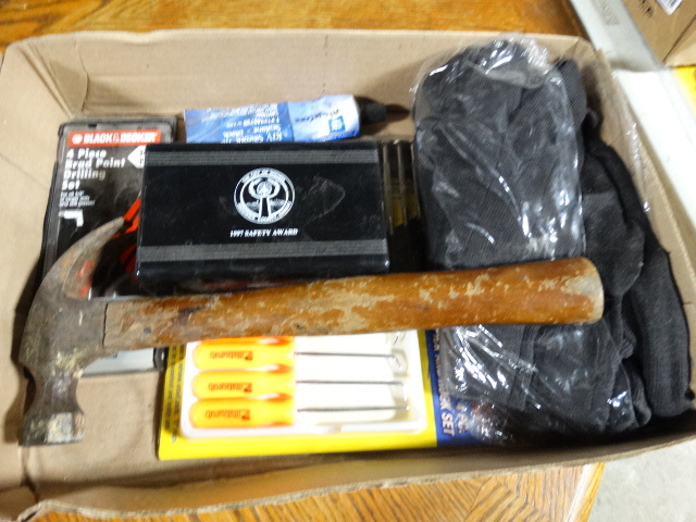lot 6609 image: Lot of small screw driver sets, gloves and a hammer.