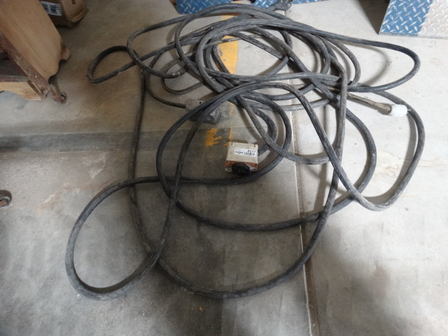 lot 6617 image: 2 Heavy duty extension cords.