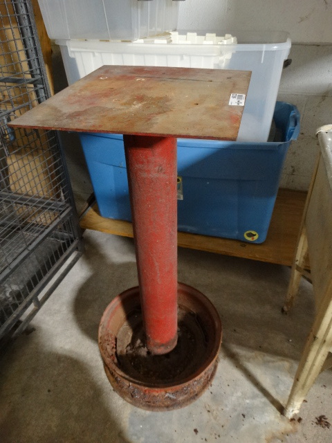 lot 6622 image: Metal tool stand.