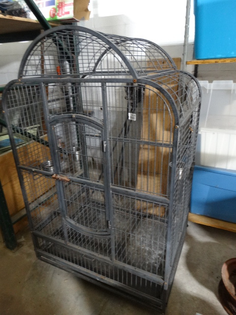 lot 6624 image: Large metal bird cage.