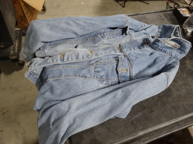 lot 6625 image: 3 Mens jackets sizes L-XL.