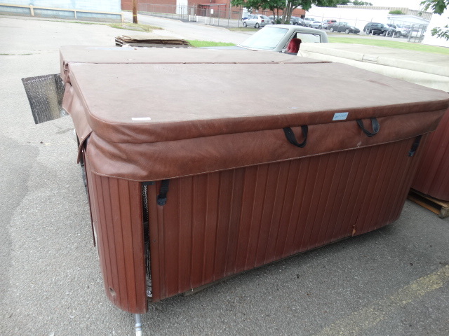 lot 6627 image: 2013 Coleman hot tub 240V with cover.