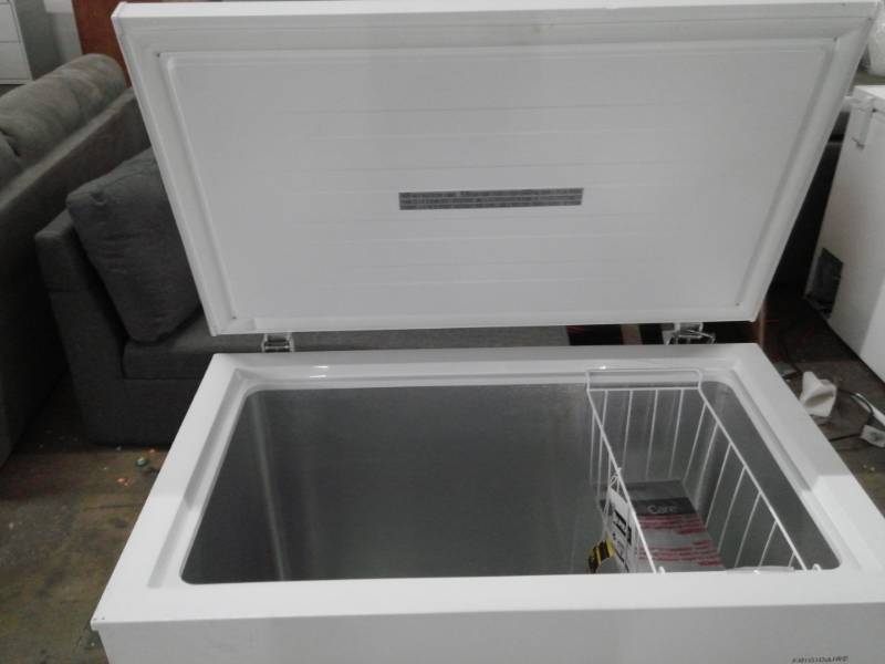 lot 1414 image: Frigidaire Free Standing Chest Freezer