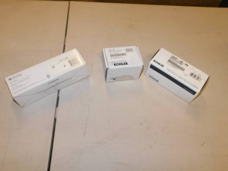 lot 5765 image: Lot of Misc Bathroom Hardware