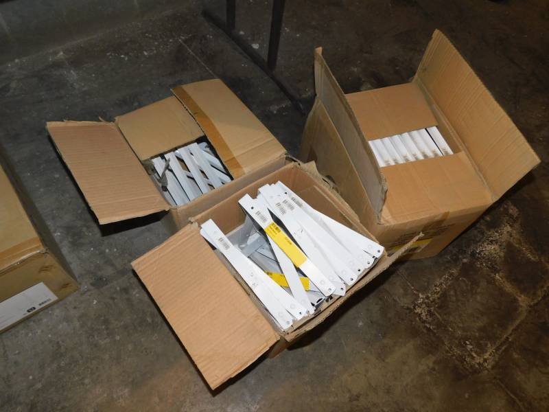 lot 5780 image: Large Lot of Shef Brackets
