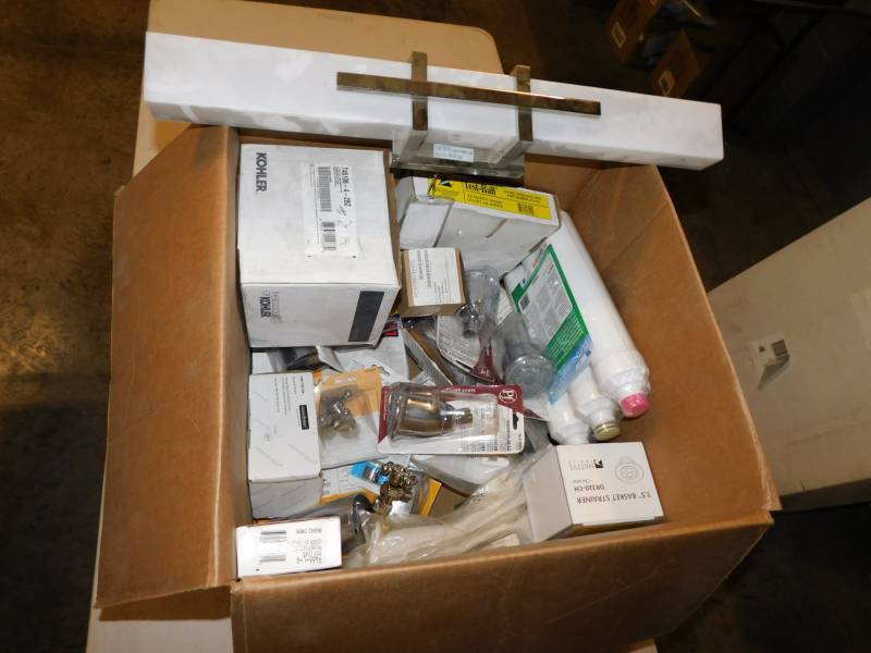 lot 5813 image: Large Lot of Misc Bath Hardware