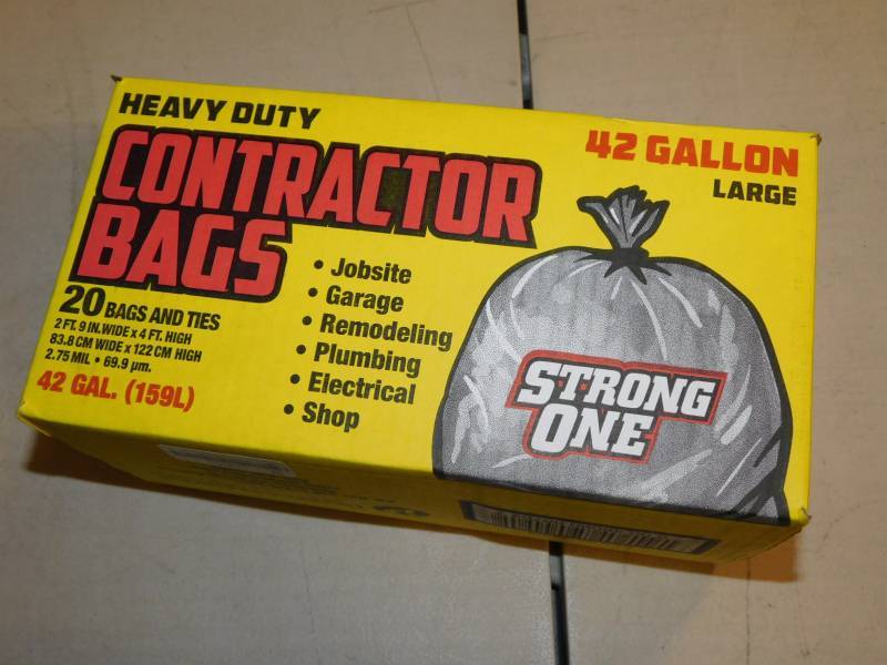 lot 5808 image: Pitt Plastics 42 gal Contractor Bags