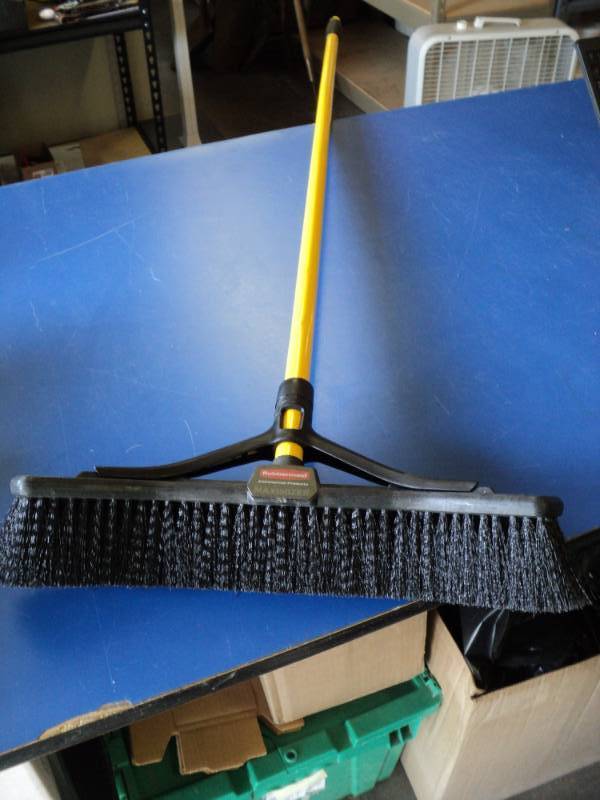 lot 8668 image: Rubbermaid Maximizer Push Broom w handle 18 x 56