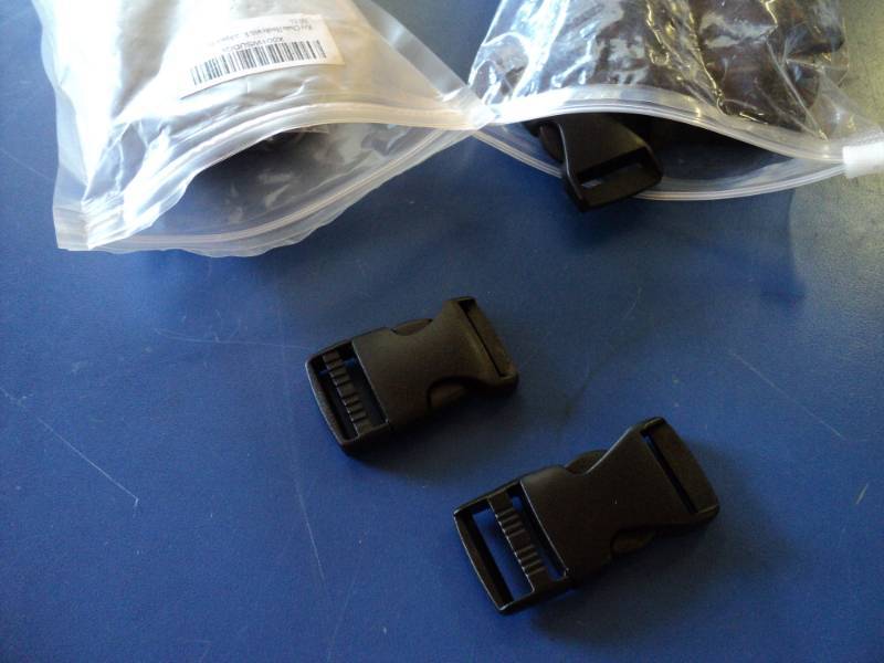 lot 8687 image: Mixed lot (25) plastic buckles, strap and other fittings