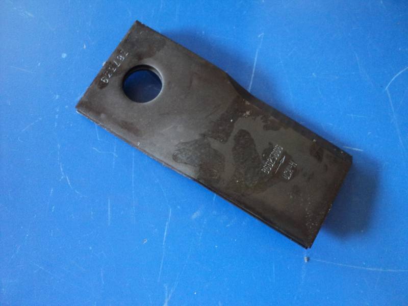 lot 8694 image: (1) box CNH Genuine parts Blades 86625666, 25 blades in box