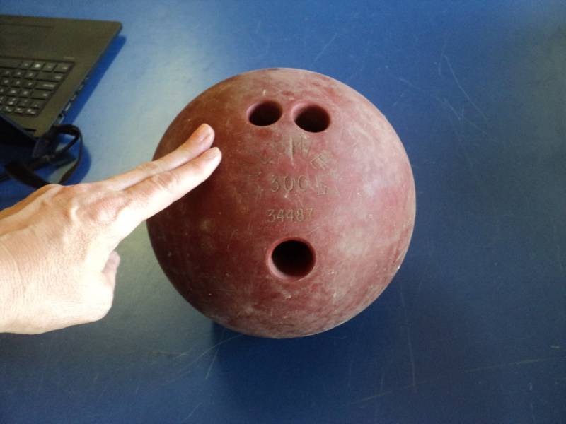 lot 8725 image: Columbia Bowlig Ball 300,  16 lbs, used