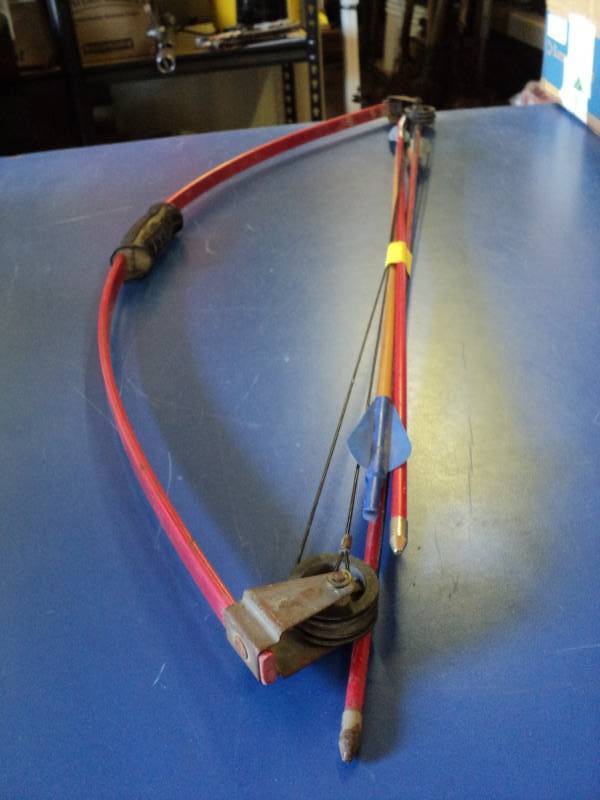 lot 8735 image: Youth Compound Bow with (3) arrows, used