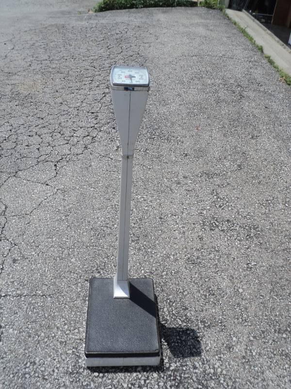 lot 8818 image: Health-O-Meter Scale 9-12 x 13 x 35