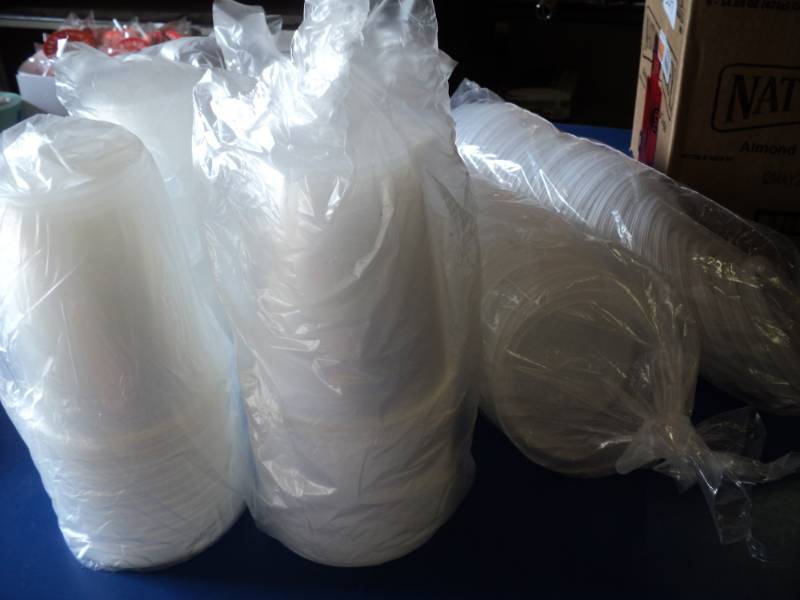 lot 8797 image: (100) ct disposible clear plastic containers with lids, 28 oz. Perfect for painting projects