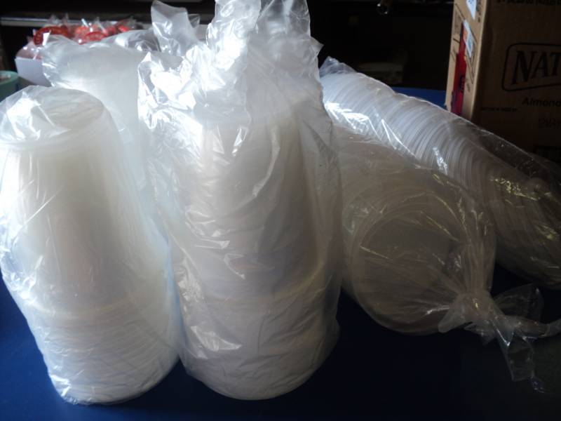 lot 8798 image: (100) ct disposible clear plastic containers with lids, 28 oz. Perfect for painting projects