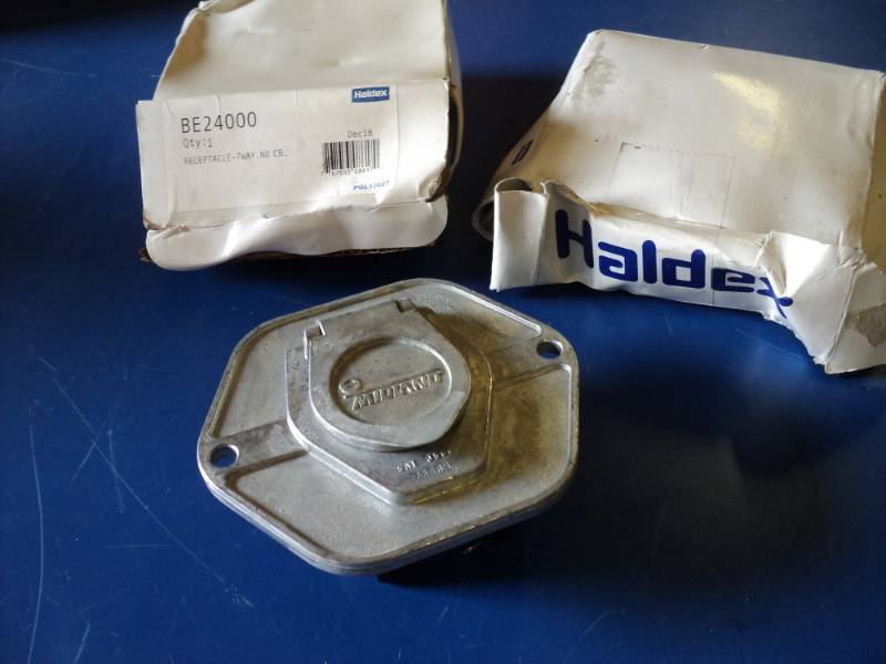 lot 8803 image: (3) ct lot Haldex 7-way receptical BE24000