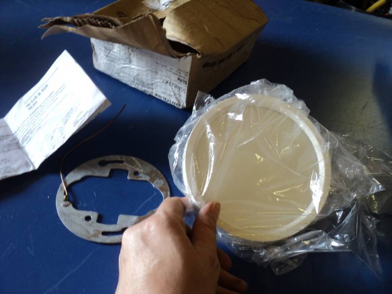 lot 8804 image: Lightolier S5R827K7 5 diameter Surface mount LED light