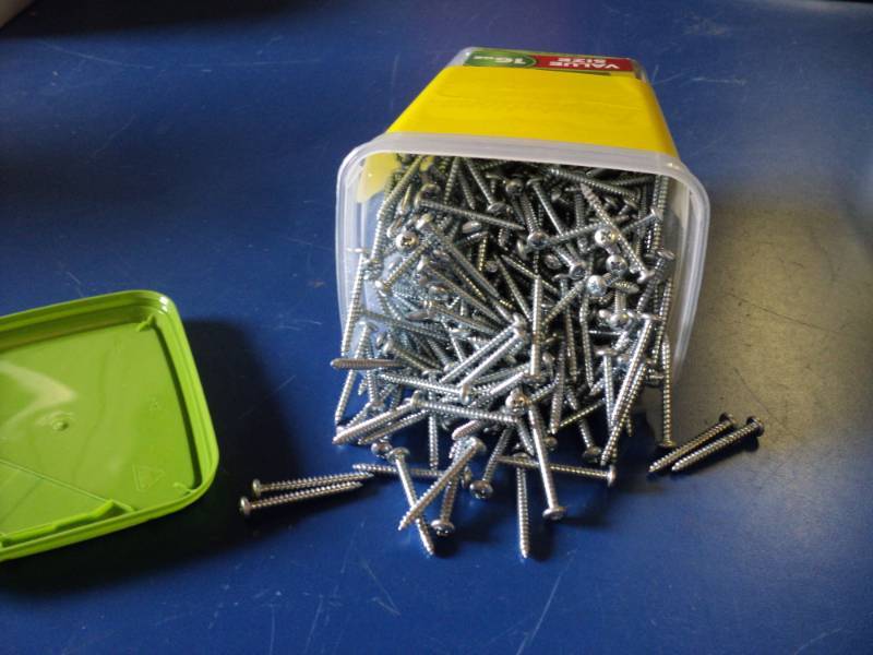 lot 8808 image: 5 lbs screws in plastic container, 14 diameter head x 1-34 long