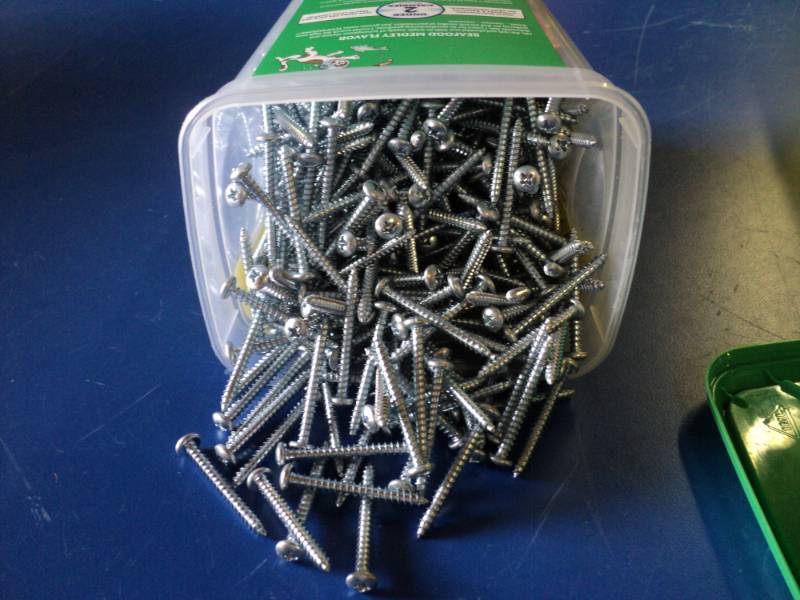 lot 8810 image: 5 lbs screws in plastic container, 14 diameter head x 1-34 long