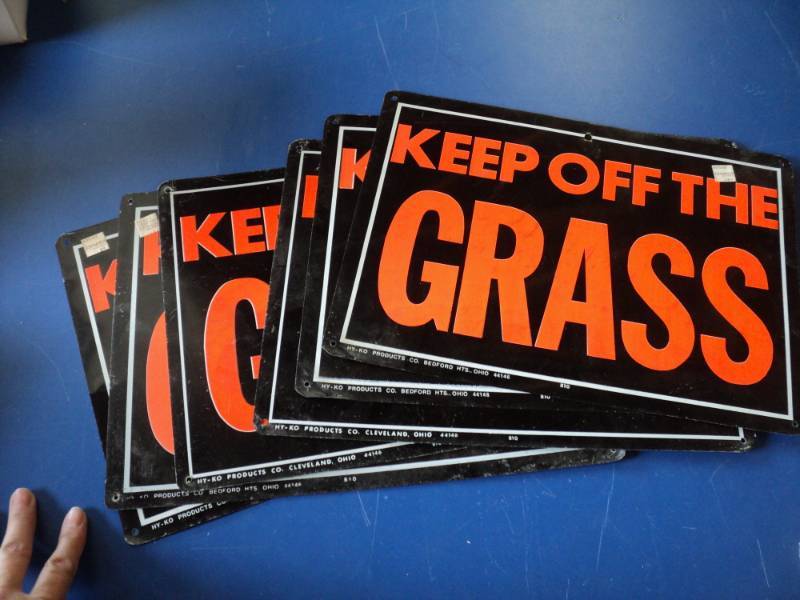 lot 8834 image: (6) ct lo Hy-Ko aluminum signs Keep off the Grass 10 x 14