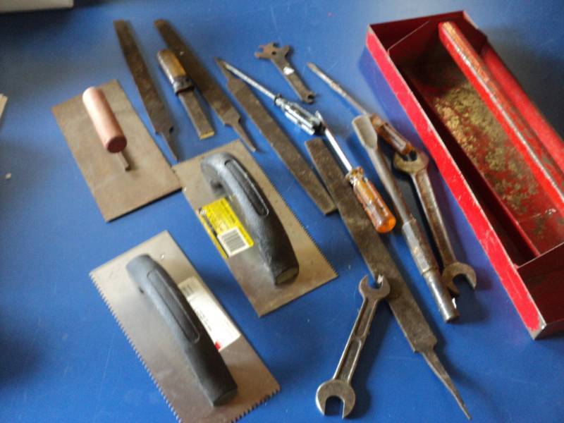 lot 8839 image: Metal tool tray with tools, files, wrenches, screw drivers and trowels