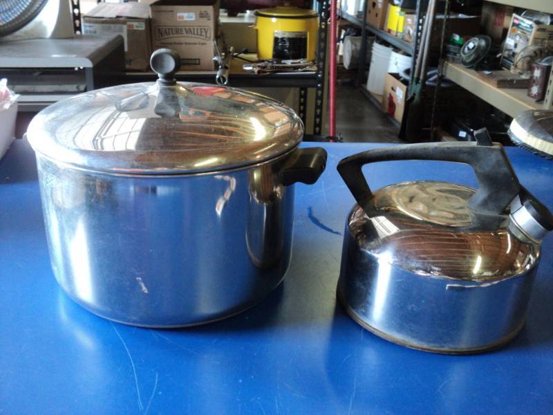 lot 8841 image: (2) ct mixed lot Farberware Stock pot with lid andMirro tea kettle