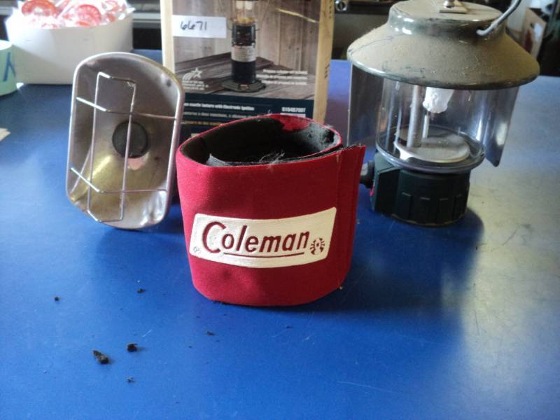 lot 8846 image: Coleman Propane Lantern and Coleman Prpane heater