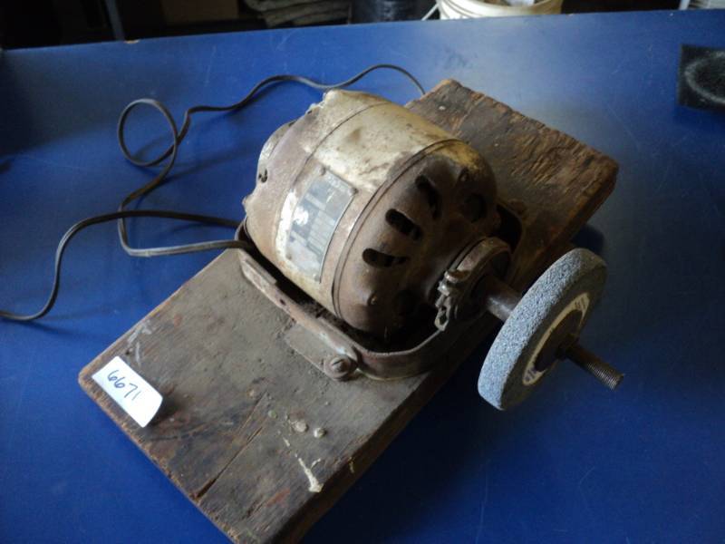 lot 8847 image: Grinder mounted to board, used, powers on