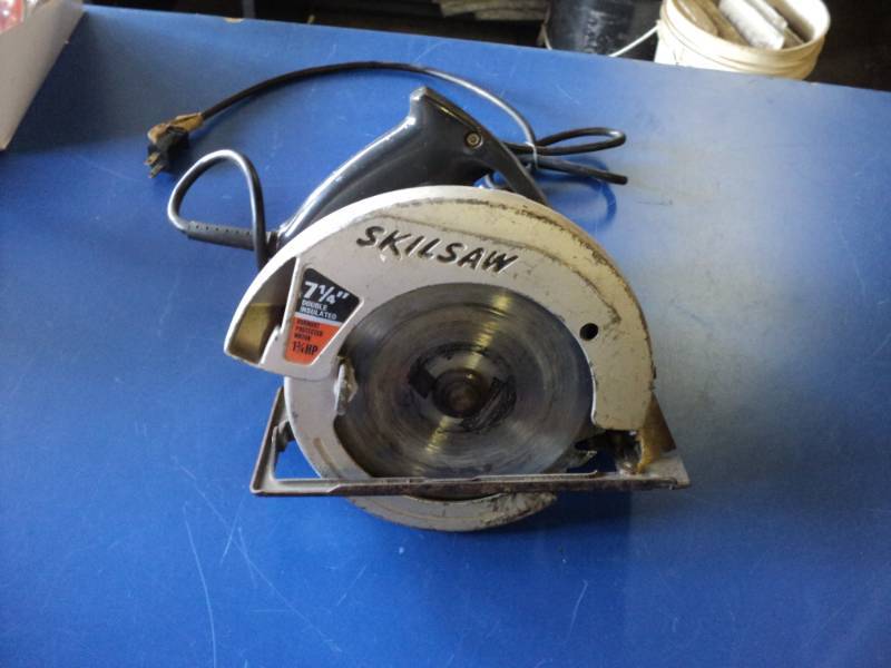 lot 8849 image: Skilsaw 7-14 double insulated circular saw, 1-34 HP
