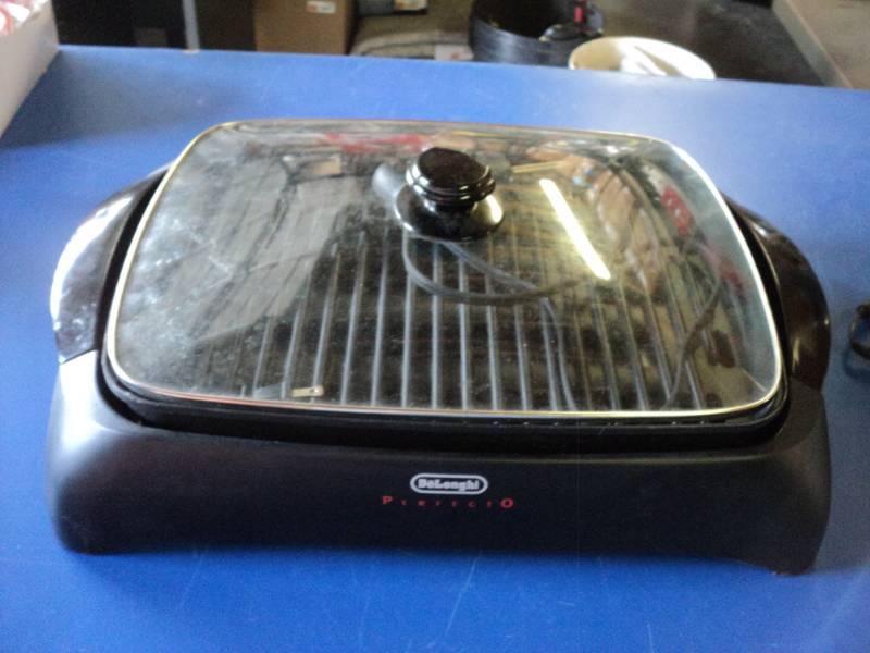 lot 8850 image: DeLonghi Perfecto electric grill, used, powers on, broken handle-pictured