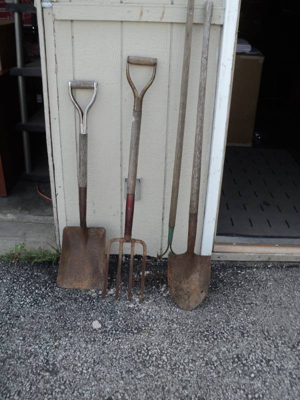 lot 8852 image: (4) ct lot garden tools shovel, rake, fork, scoop shovel