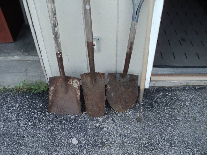 lot 8853 image: (4) ct lot garden tools scoop shovel, digging shovel, sharp shooter, weeding pick