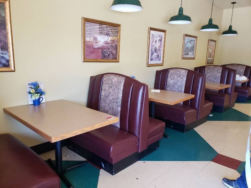 lot 8507 image: Lot (4) 4 person booth openings