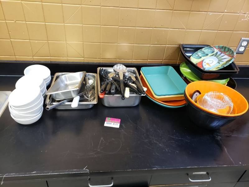 lot 8531 image: Lot of pans and utensils