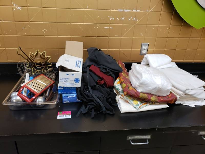 lot 8533 image: Lot of aprons, table clothes, and utensils