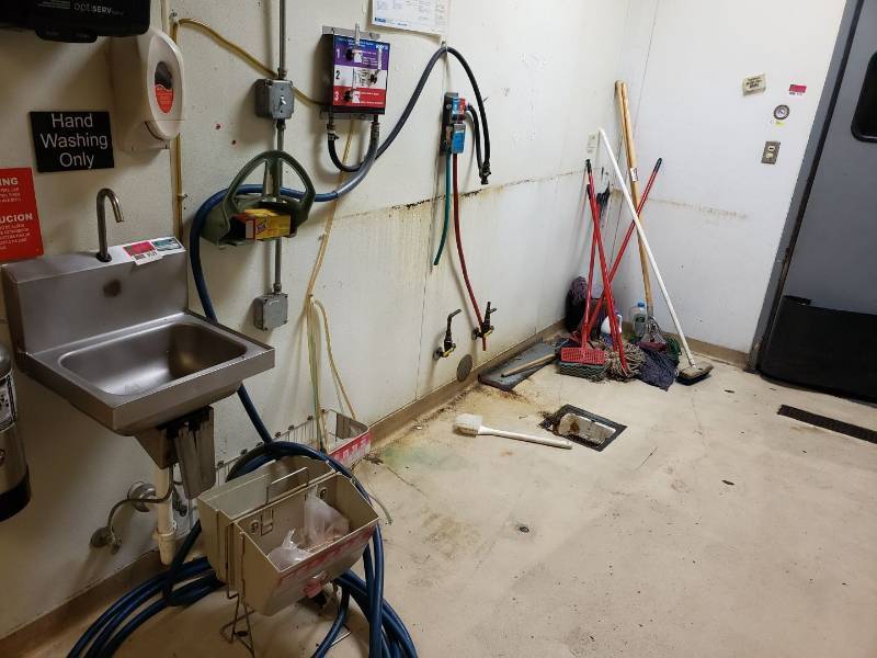lot 8540 image: Brooms, mops, spray hose