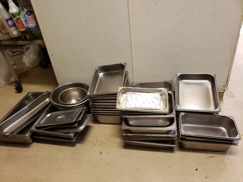 lot 8546 image: Lot of stainless insert pans
