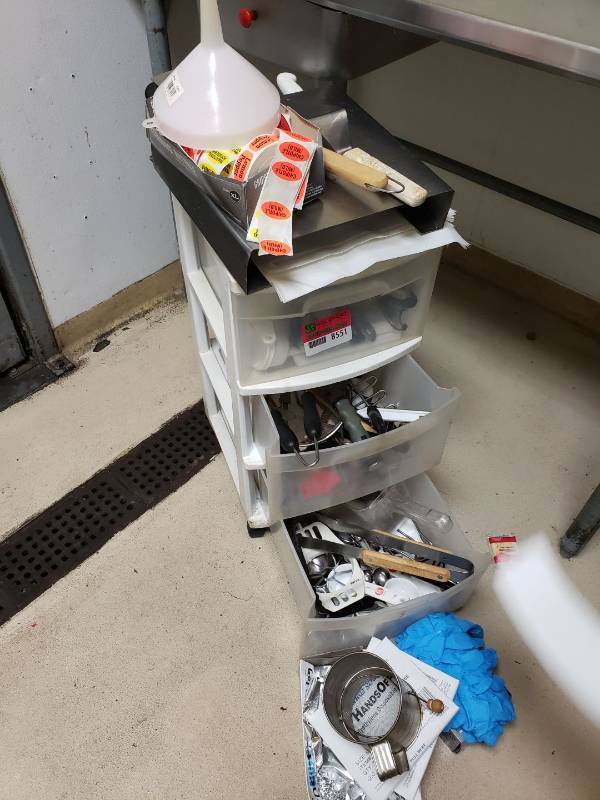 lot 8551 image: Lot of storage and utensils