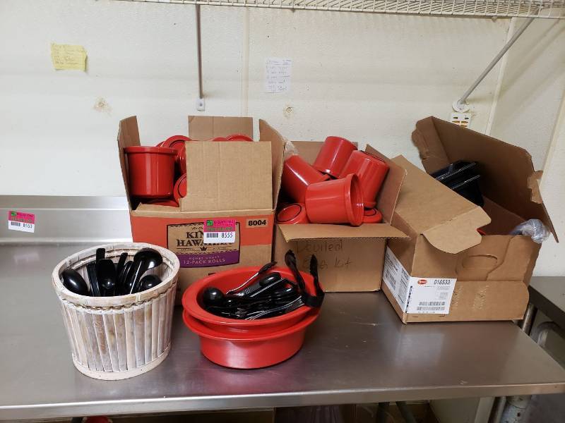 lot 8555 image: Lot of salad bar inserts and tongs