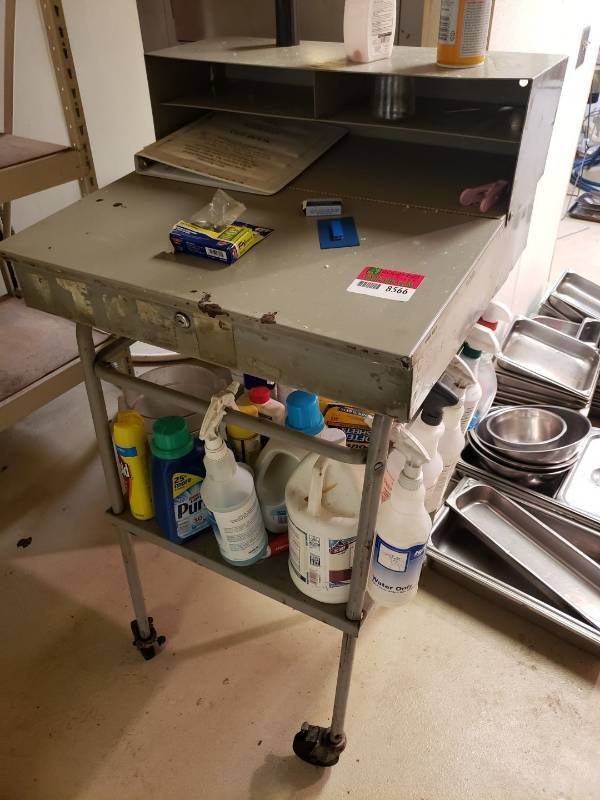lot 8566 image: Work cart with contents