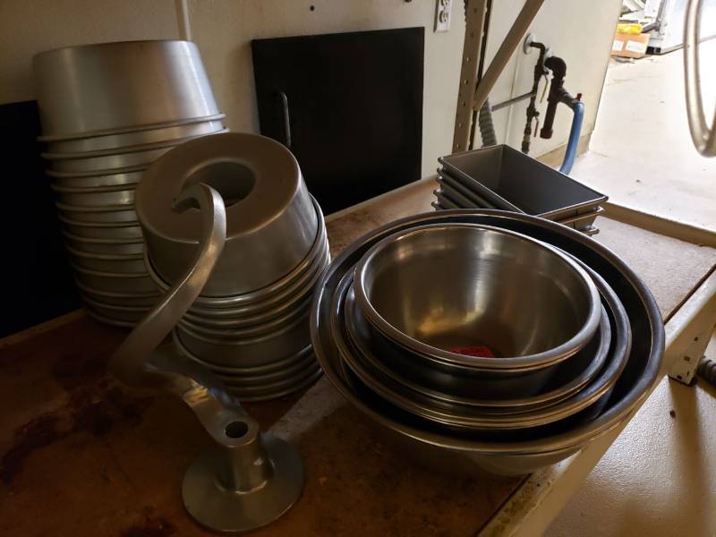 lot 8569 image: Mixing bowls, cake pans, dough hook