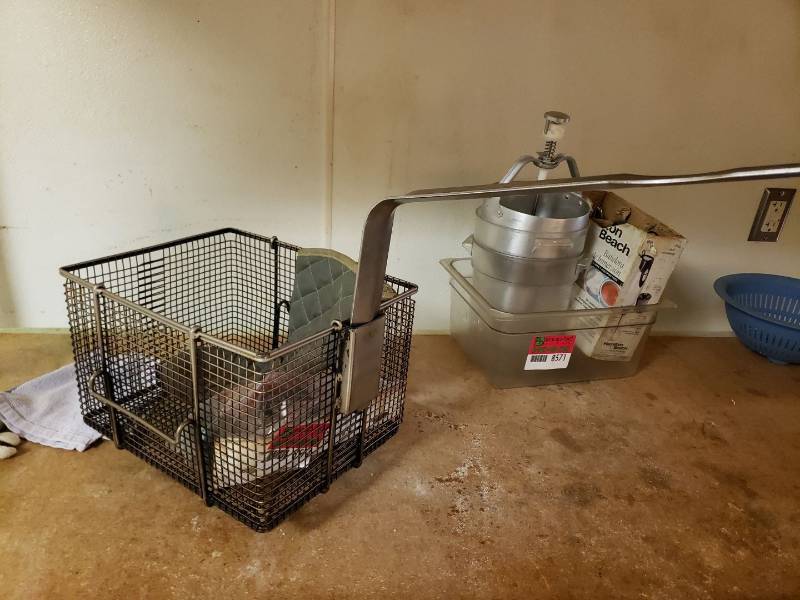 lot 8574 image: Chicken fryer basket