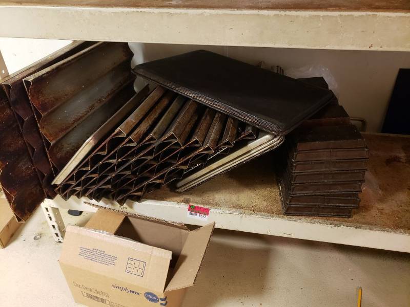 lot 8575 image: Lot of bread pans