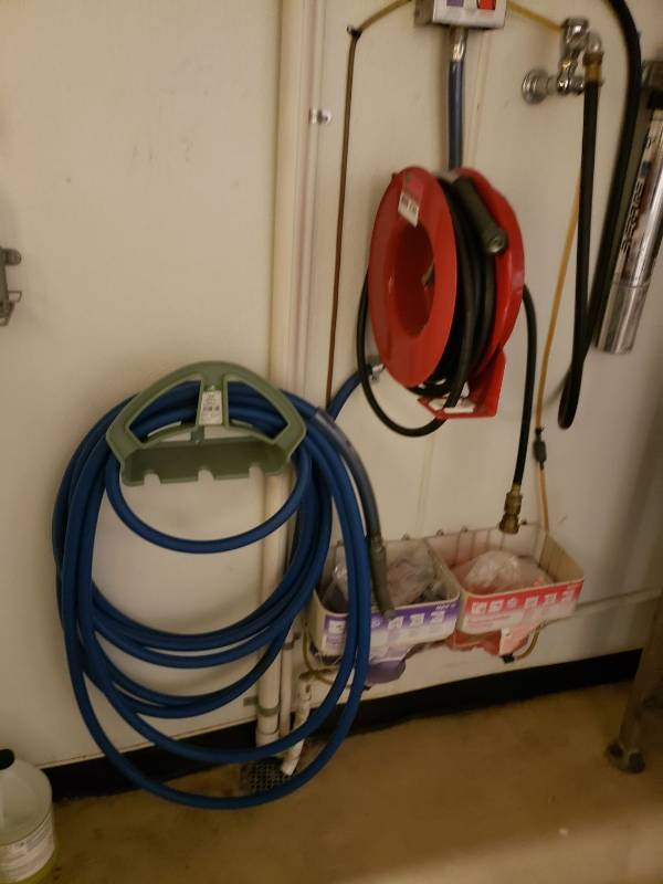 lot 8586 image: Hose and reel