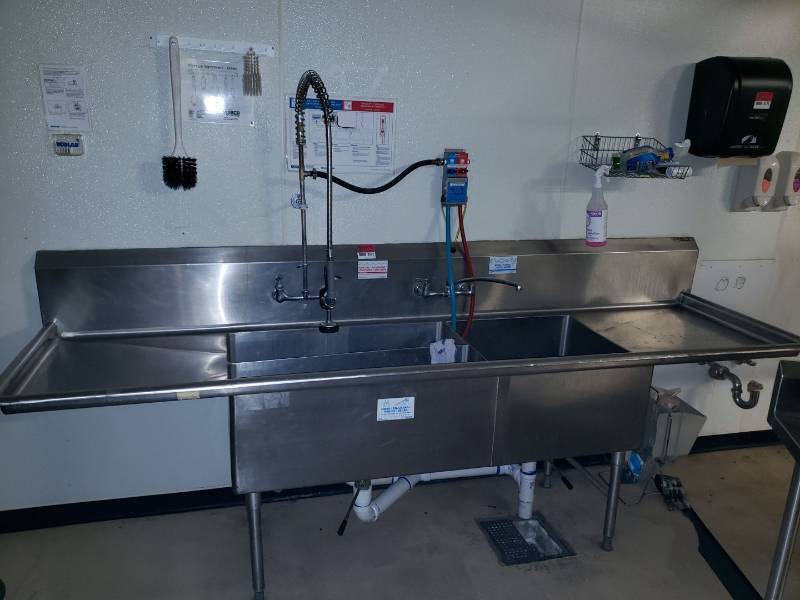 lot 8592 image: 3 bay stainless sink
