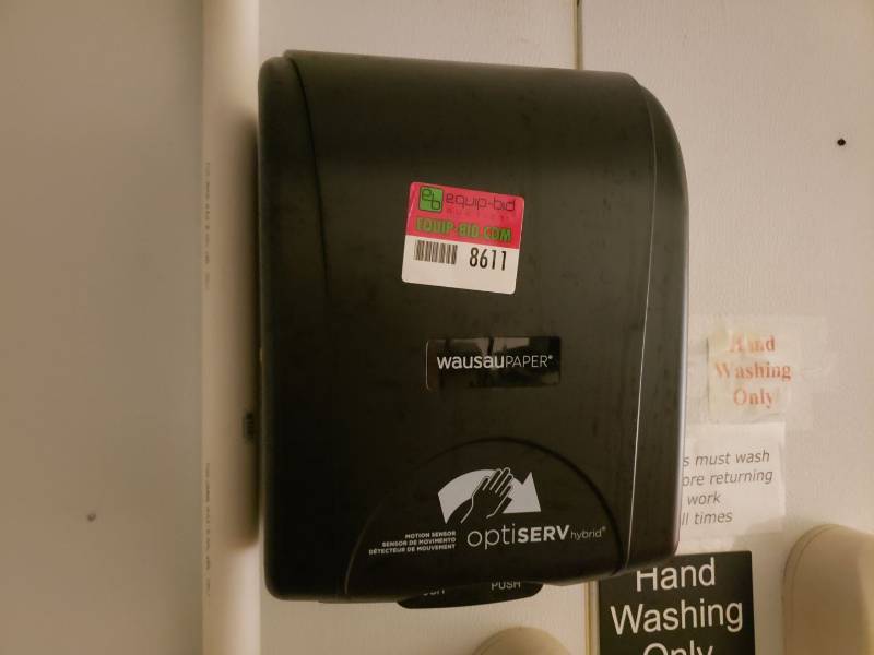 lot 8611 image: auto paper towel dispenser