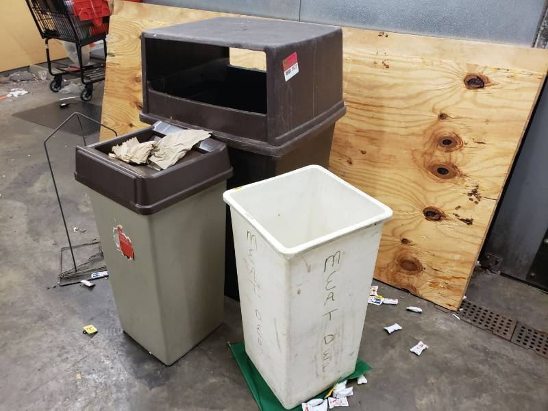 lot 8623 image: Lot (3) trash cans