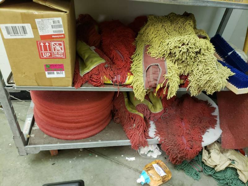 lot 8632 image: items on bottom 2 shelves