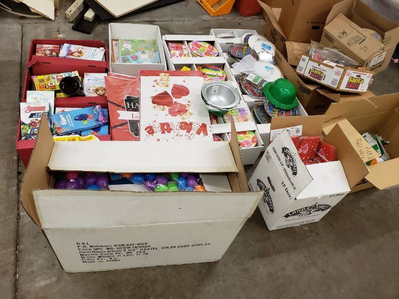 lot 8650 image: Lot of holiday and party supplies